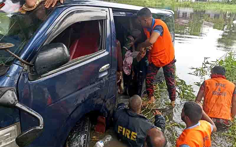 সড়ক দুর্ঘটনায় প্রাণ গেল এক পরিবারের সাতজনের