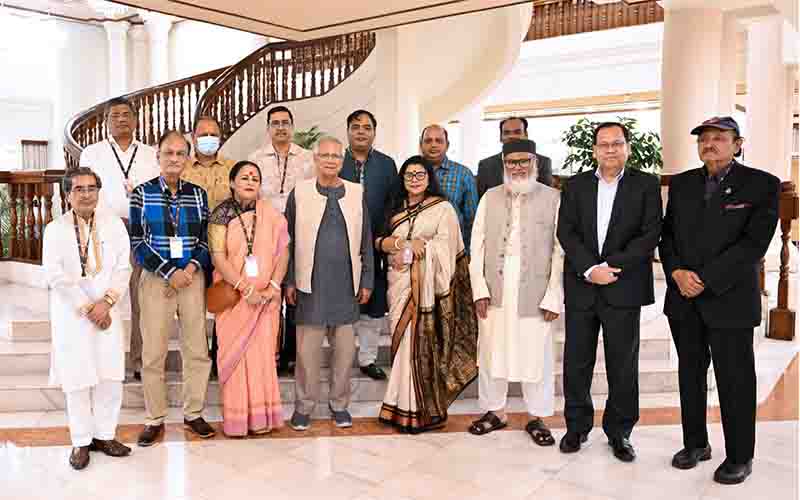 দূর্গাপূজা : প্রধান উপদেষ্টার সঙ্গে বৈঠকে হিন্দু ধর্মীয় নেতৃবৃন্দ হিন্দু ধর্মীয় নেতৃবৃন্দ সাক্ষাৎ করলেন প্রধান উপদেষ্টার সঙ্গে, সাক্ষাৎ শেষে গ্রুপ ছবি।