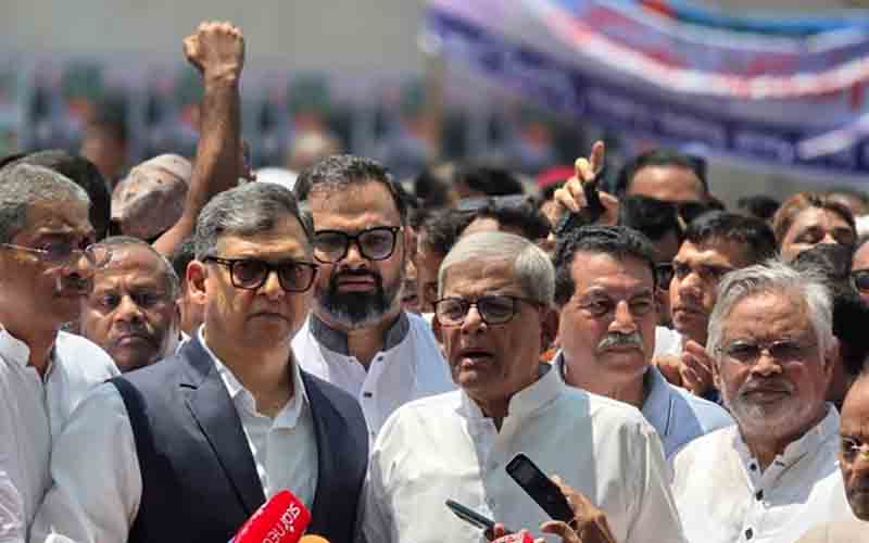 বিএনপি ফিনিক্স পাখির মতো পুনর্জীবিত : মির্জা ফখরুল বিএনপির প্রতিষ্ঠাবার্ষিকীর অনুষ্ঠানে বক্তব্য রাখছেন মির্জা ফখরুল ইসলাম আলমগীর।