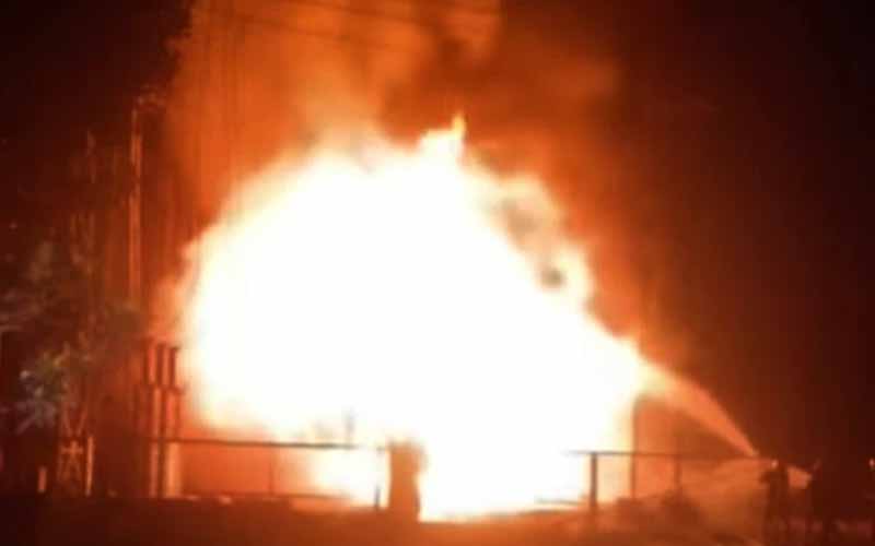 ঘোড়াশাল তাপবিদ্যুৎ কেন্দ্রে অগ্নিকাণ্ড ঘোড়াশাল তাপবিদ্যুৎ কেন্দ্রে ট্রান্সফরমারে অগ্নিকাণ্ডের ছবি।