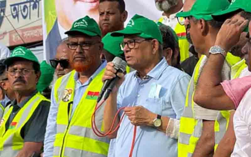 নেতাদের পোশাকে ক্ষুব্ধ মির্জা ফখরুল, খালে নামতে বললেন ৪৭তম প্রতিষ্ঠাবার্ষিকী উপলক্ষে আয়োজিত খাল পরিষ্কার কর্মসূচিতে দলের নেতাকর্মীদের অতিরিক্ত সাজ-পোশাকের কড়া সমালোচনা করেছেন বিএনপি মহাসচিব মির্জা ফখরুল ইসলাম আলমগীর।