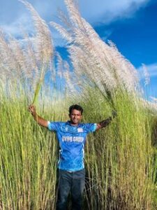 কাশফুলের শুভ্রতায় মুগ্ধ তারুণ্য