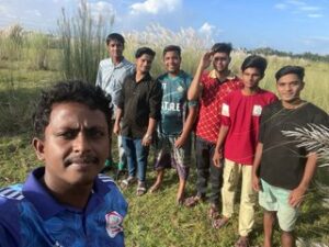 কাশফুলের শুভ্রতায় মুগ্ধ তারুণ্য