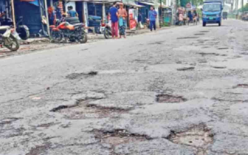 উপদেষ্টার আগমন সামনে রেখে তড়িঘড়ি সড়ক মেরামত