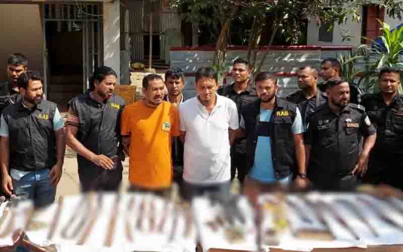 র্যাবের অভিযানে বিএনপি কর্মীর বাড়ি থেকে অস্ত্র উদ্ধার
