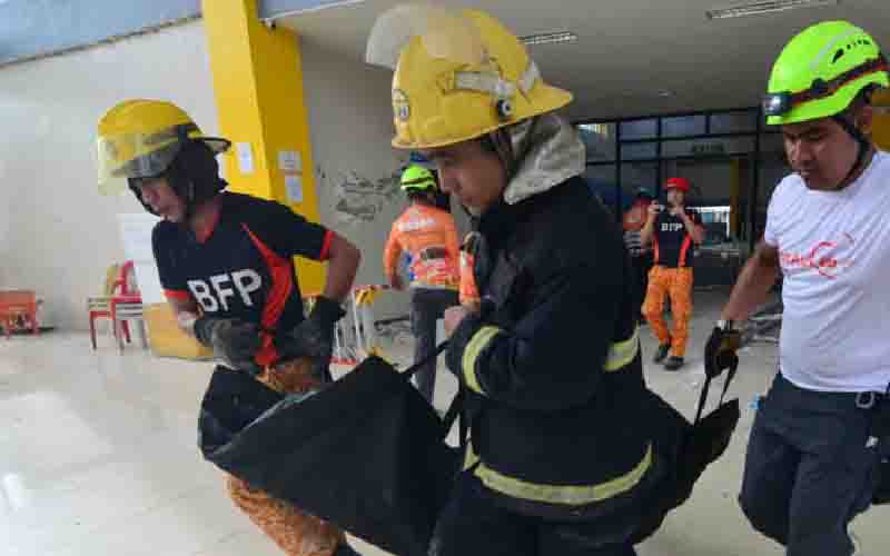 ফিলিপাইনে শক্তিশালী ভূমিকম্প, নিহত ৩১ ফিলিপাইনে ভূমিকম্পের পর উদ্ধারকাজের ছবি।