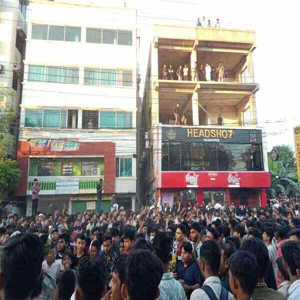 চট্টগ্রামে ব্যাচেলর পয়েন্টের তারকাদের দেখতে ভক্তদের উপচেপড়া ভিড় তারকাদের দেখতে দর্শকদের ভিড়