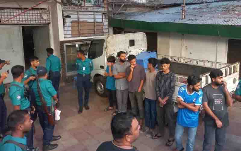 সাবেক শিক্ষামন্ত্রীর বাসায় পুলিশের অভিযান