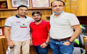 ই-কমার্সের আড়ালে অবৈধভাবে শতকোটি টাকার মালিক বাজাজ আল মামুন (ডানে)