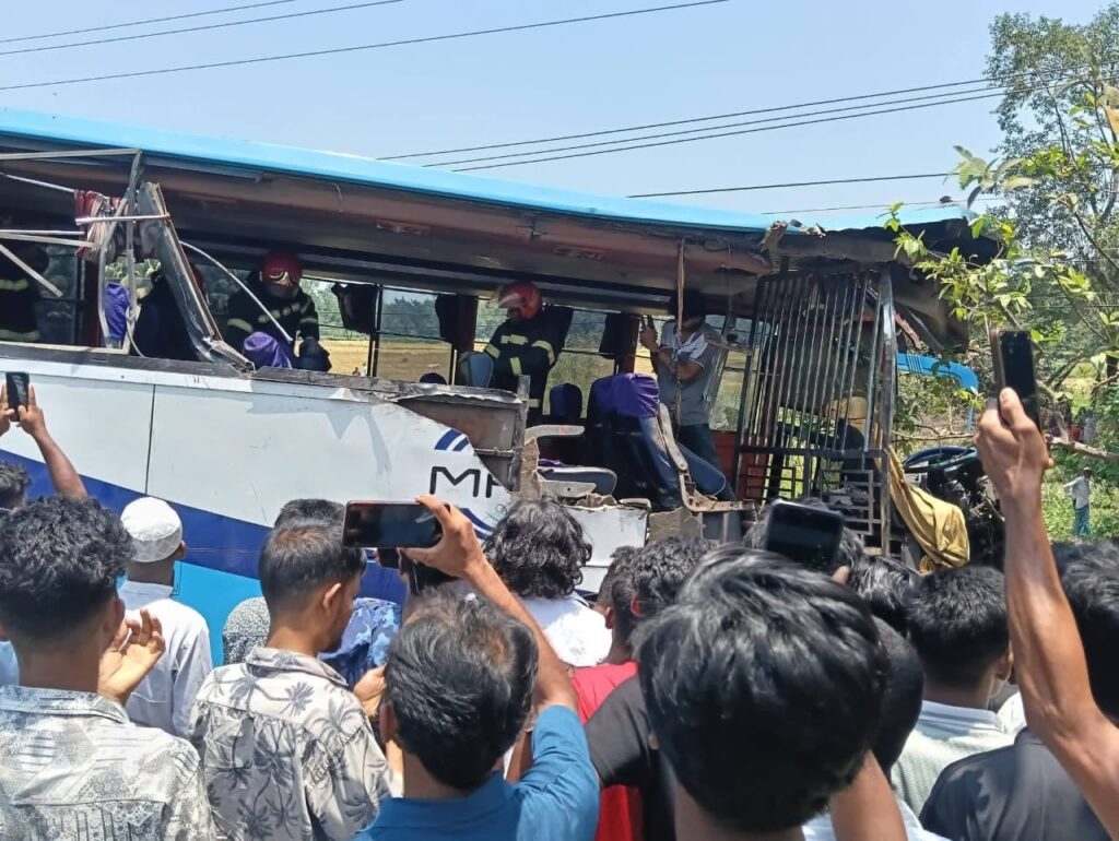 চট্টগ্রাম-কক্সবাজার মহাসড়কে দুই বাসের মুখোমুখি সংঘর্ষ, নিহত ৪