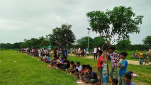 বৃক্ষপ্রেমীর বিরুদ্ধে বন বিভাগের মামলা, ঘুষ দাবির অভিযোগ উপজেলা কৃষি অফিস থেকে পাওয়া ২০টি আমগাছের চারা মাঠের চারপাশে রোপণ করেন লুৎফর রহমান। সেই গাছের ছায়ায় বসে দর্শকরা খেলা উপভোগ করেন। ছবি: সমকাল