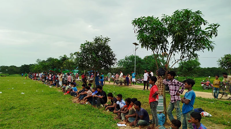 বৃক্ষপ্রেমীর বিরুদ্ধে বন বিভাগের মামলা, ঘুষ দাবির অভিযোগ উপজেলা কৃষি অফিস থেকে পাওয়া ২০টি আমগাছের চারা মাঠের চারপাশে রোপণ করেন লুৎফর রহমান। সেই গাছের ছায়ায় বসে দর্শকরা খেলা উপভোগ করেন। ছবি: সমকাল