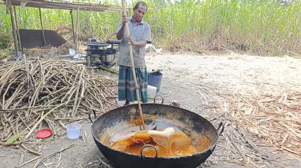 আখের রসে পুরোনো দিনের স্বাদ ফেরাচ্ছেন বিনয় মাস্টার