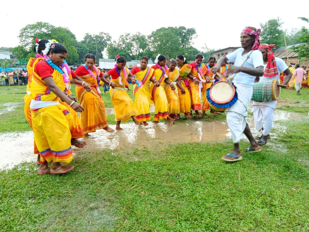 মান্দায় উৎসবমুখর পরিবেশে কারাম উৎসব
