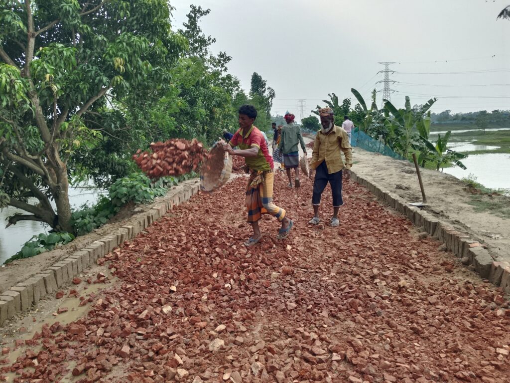 আত্রাইয়ে সংবাদ প্রকাশের পর নিম্নমানের নির্মাণসামগ্রী অপসারণ