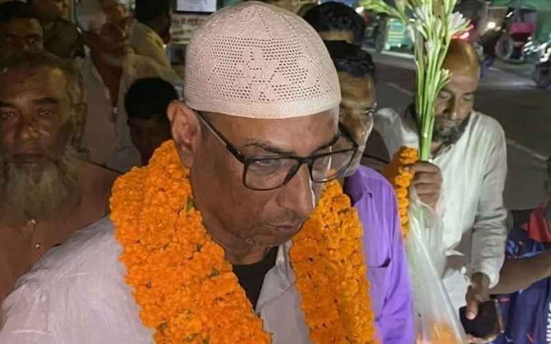 নাটোরে ধর্ষণ মামলায় যাবজ্জীবন দণ্ডপ্রাপ্ত শিক্ষক জামিনে বেরিয়েই বাদীকে হুমকি, ফুল দিয়ে বরণে সমালোচনার ঝড় যাবজ্জীবন দণ্ডপ্রাপ্ত প্রধান শিক্ষক ফিরোজুল ইসলাম